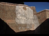 03210 ostia - regio i - insula xii - caseggiato dei triclini (i,xii,1) - hof - porticus - westseite - 3. raum von sueden - nordostecke - oben - 01-2024.jpg